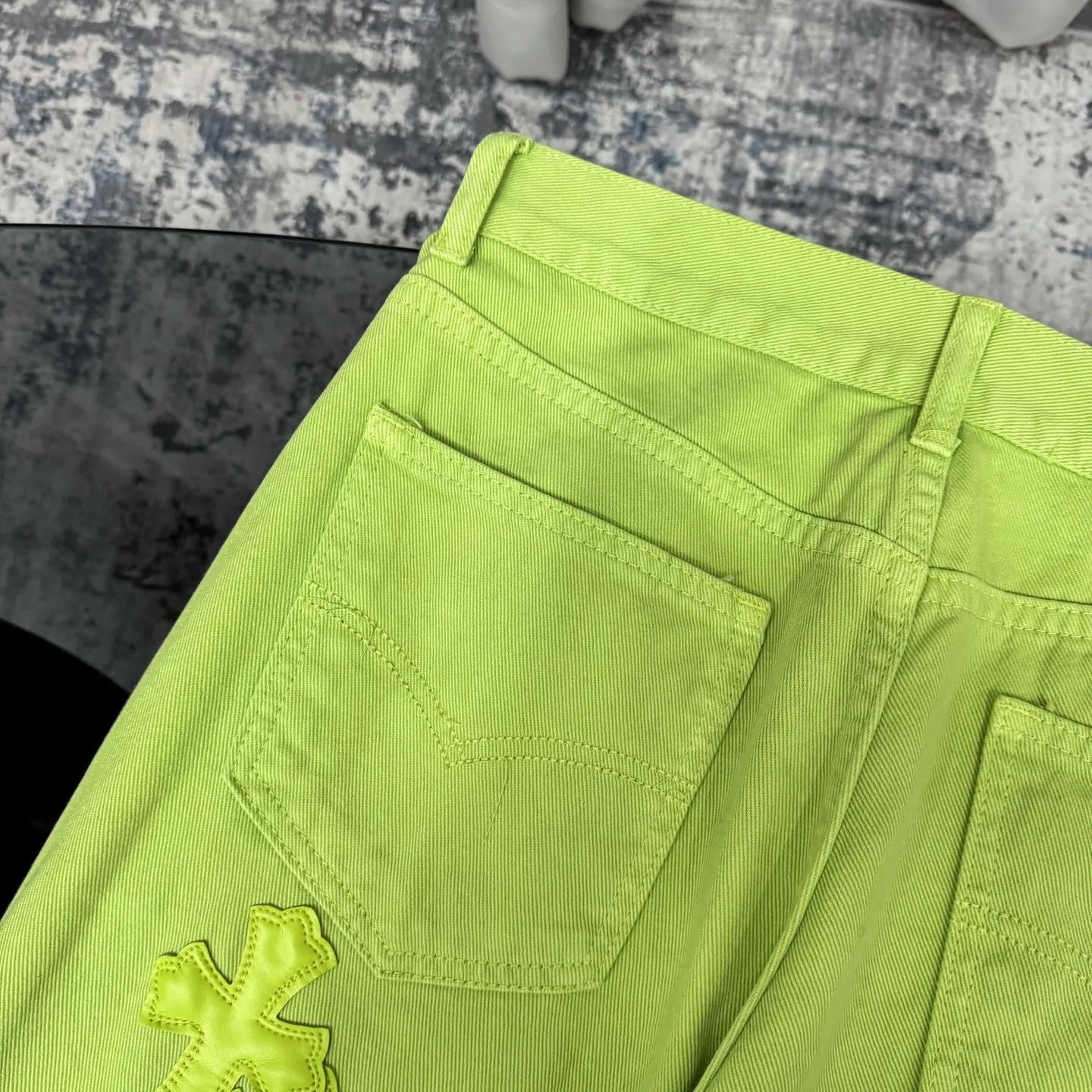 P260 Chrome hearts CH green cow king Yang Mi's same style sex recods limited green cow jeans. Really restores the ultimate texture of Vintage. Italian special cowhide print and cut. Customized sheepskin three-layer thick line leather. The whole is spliced in heavy water washing process. Craftsmen hand-splash ink. You can see the details. Three-dimensional cutting version. Loose and comfortable. Not picky about the figure. Makes taller and slimmer. Seiko factory. Original quality control. Same style for men and women. Can be matched with couples. Versatile recommendation. Essential jeans for all seasons Color: Green Size: S-XL